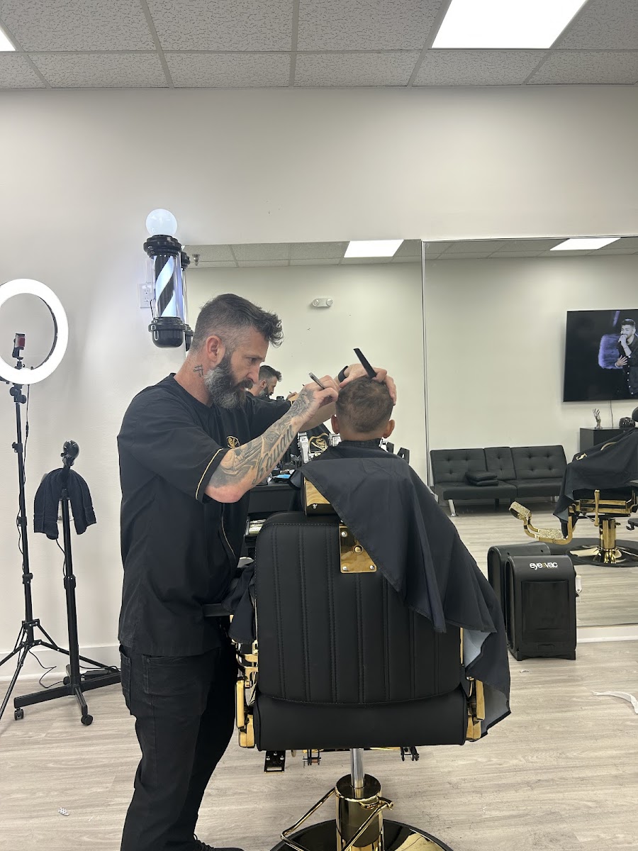 Elisandro at the chair